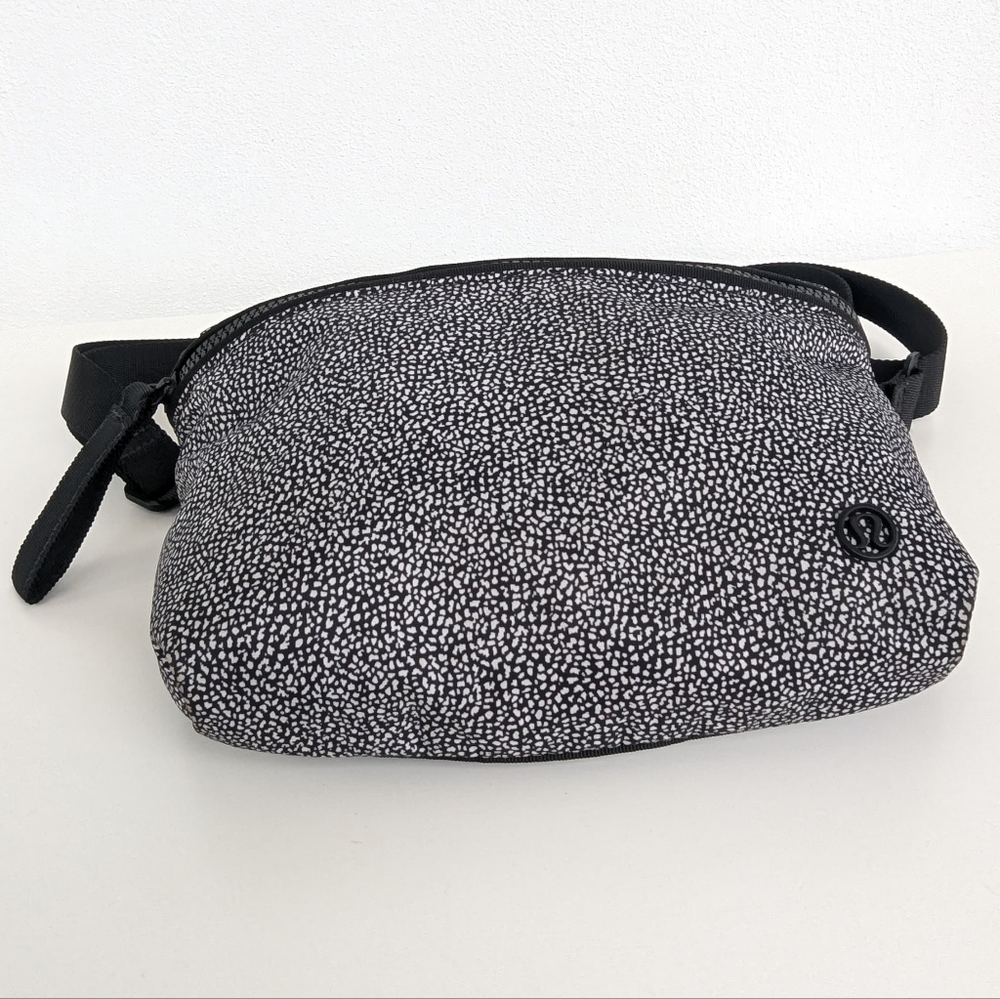🌹 Lululemon Black & White Mini Waist Bag with Speckled Design Fanny Pack, - Picture 11 of 11